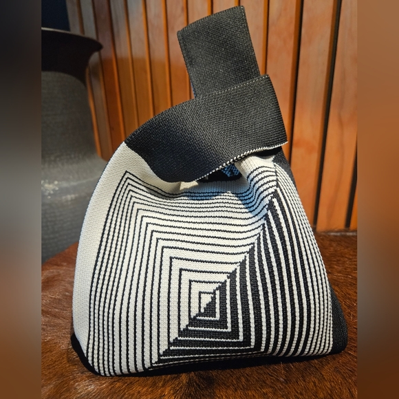 CUTE. Mini Knit Wrist Bag - Picture 6 of 10